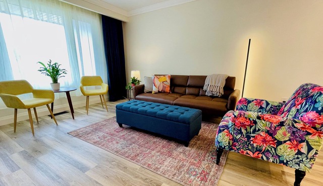 The Split - A Chic and Comfortable Pad to Work or Play - Family and Pet Friendly in Brampton