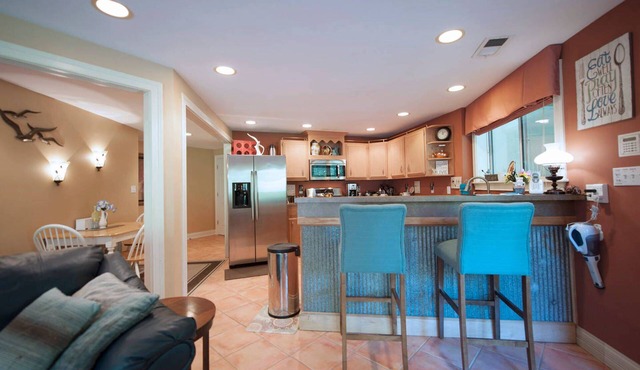THE WATERFALL WALKOUT & HILLTOP RETREAT, SLEEPS 10+, 4BR*2BA in Pendleton