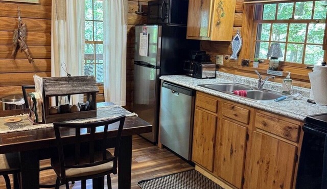 The Willows on Table Rock Lake, 1 Bed/1 Bath Log Cabin, Pool, Hot Tub & Dock