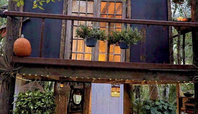 Tiny Off Grid TREEHOUSE with AC in Arcadia