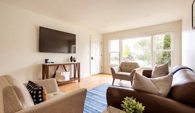 Top Rated w/Free Street Parking+ 2 King Beds 1 Single +In Unit-Laundry +1.5 Bath