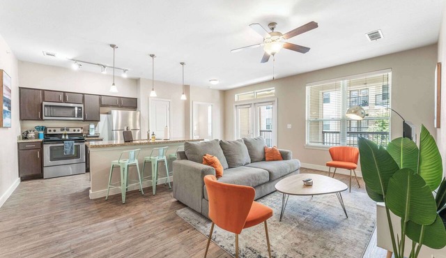 Trendy SoCo 2BR King Suite w/GymPickleballLaundry