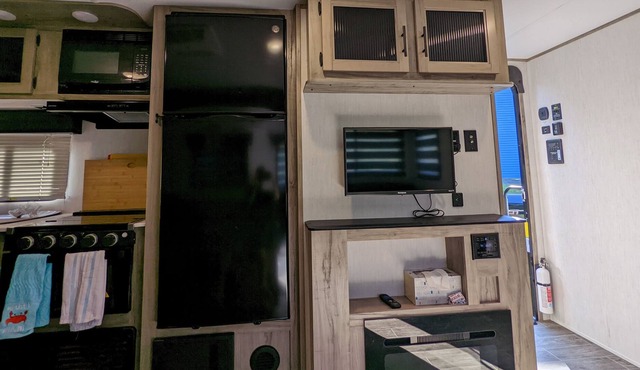 Truly 4 Season Brand New RV 20 min from Killington