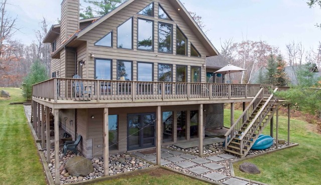 Twin Pines: Dog-Friendly Lakefront Cabin w/Private Dock & Kayaks