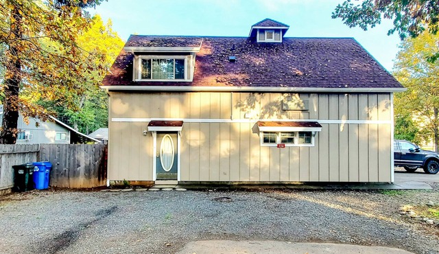 Unique Southern Oregon retreat with kids' items & washer/dryer - dog-friendly