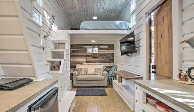 Unique Stay: 'Tiny Everest' San Antonio Home!
