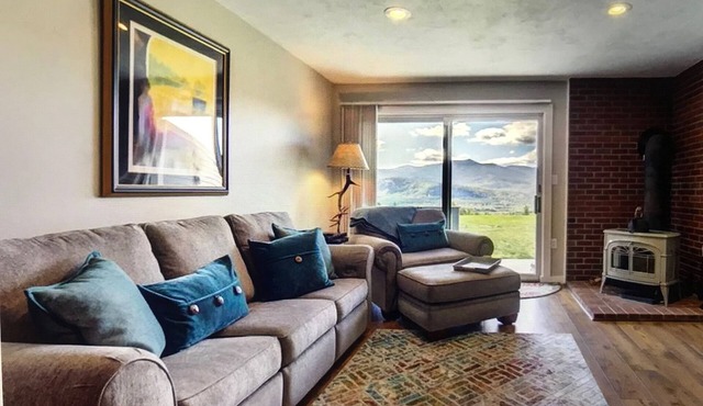 Updated 3 Bedroom, 2 Bath Condo with Beautiful Mountain Views