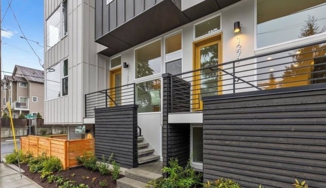 ⚽️Vacation Ready, Marvelous 2.5-bedroom TH close to LightRail. Entire Space ⚽️