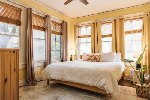 Victorian Gem near UT Perfect for Back to School, Football, ACL & F1 with Free Parking