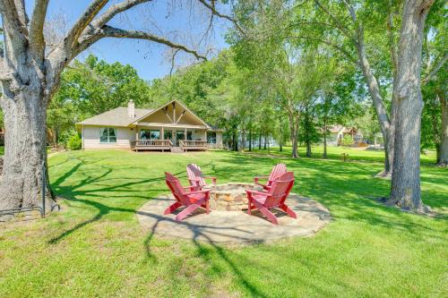 Views & Private Dock: Lakefront Eustace House!