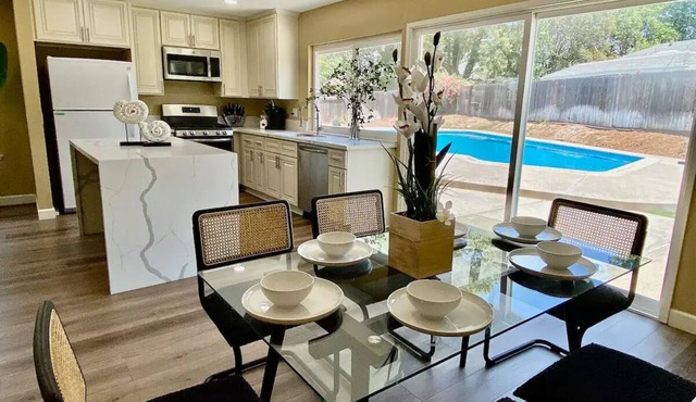 Villa Blanca| Luxurious 4 BR Pool House | Near UCR