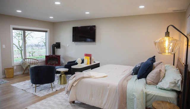 Vineyard 1 bedroom apartment in West Salem - Gorgeous Views.