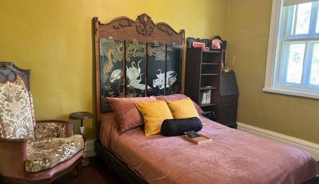 Vintage Inspiration & Creative Tools in a Victorian Manor in Namur