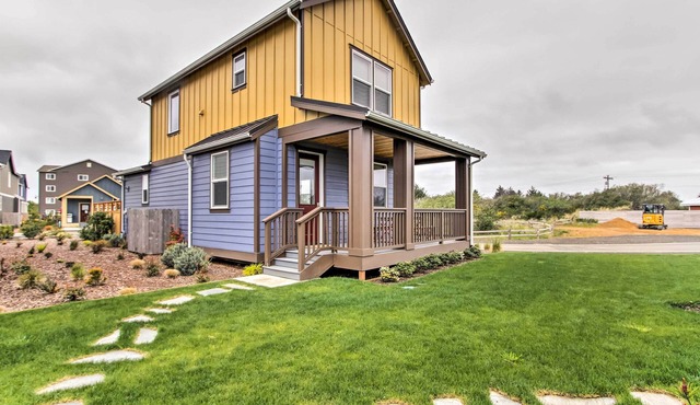 Walk to Beach: Ocean Shores House w/Fireplace
