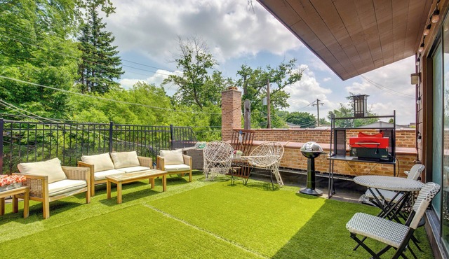 Walk to Stores & Parks! Stylish Chicago Apartment