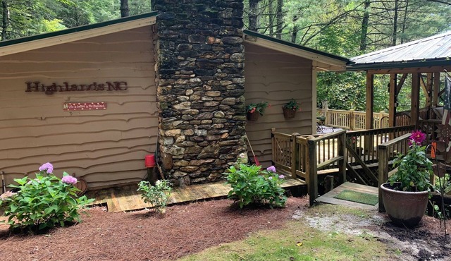 Walk to Waterfalls! Cozy All Seasons Highlands Cabin 6 min to Town