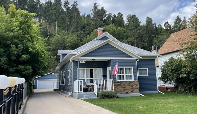 Walking distance to Downtown Historic Main Street and Outlaw Square