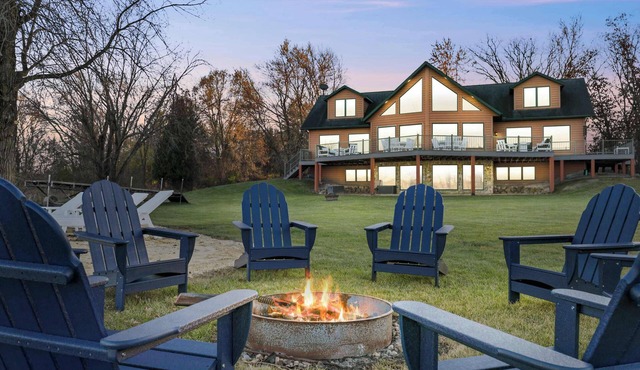 Waterfront - Hot Tub - 10min to DT - Game Room