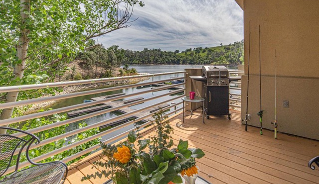 Waterfront Lake Tulloch Townhome Steps From Marina