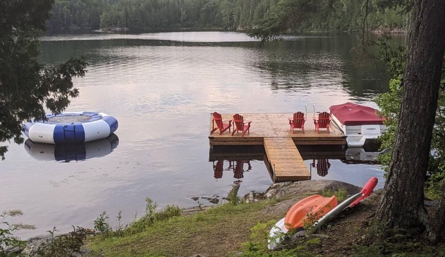 Waterfront Log Cottage with Hot Tub and Sauna in La Minerve