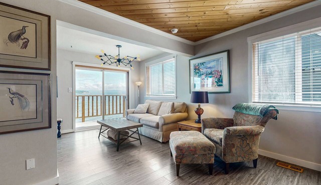 Waterfront studio cottage with stunning views