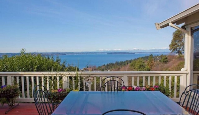 West Seattle Home, Dazzling View, Quiet & Tranquil