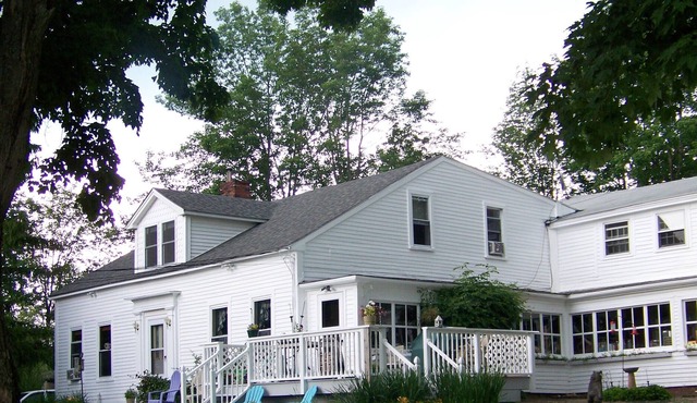 West Wing Apartment on Rural, Private Grounds in Country
