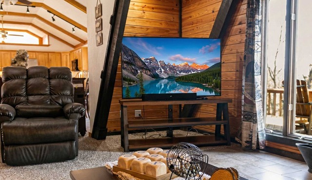 White River Escape with BBQ & Private Backyard