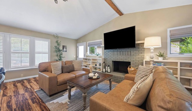 White Squirrel: Charming 2-bed & 2-bath BNB w/Private Parking & Walk to Downtown