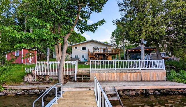 Whitefield Cottage ~ Sky Above, Lake Below! in North Algona Wilberforce