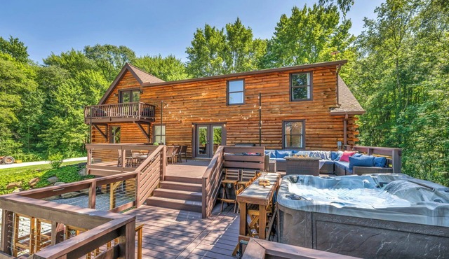 Winding Wood Log Cabin | Private Swim Pond | Hot Tub | Theater Room | Arcade Games | Fish | Boats