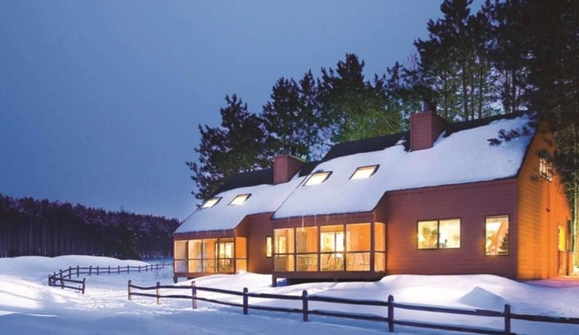 Wisconsin Dells Cottage Escape with Golf, Pools & Spacious 2BR Family Stay