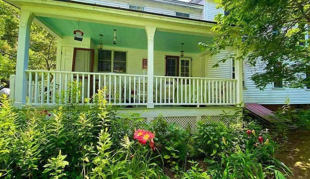 Woodstock Trail Cottage near Mt. Peg Trail