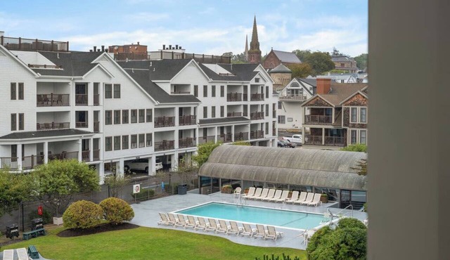 Wyndham Newport Onshore|1BR/1BA Balcony King Suite
