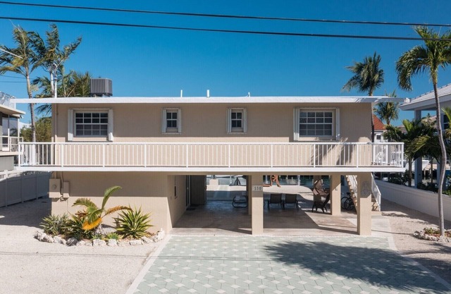 Beautiful Venetian Shores canal home with dockage!