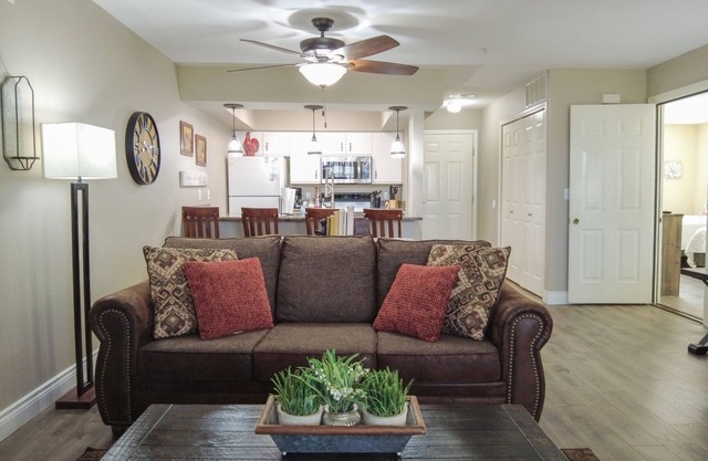 Family-Friendly Branson Condo w/2 Queen Beds + Pool