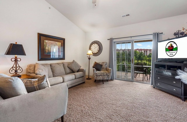 Golf Course Views Updated Condo Near Branson Shows & Dining