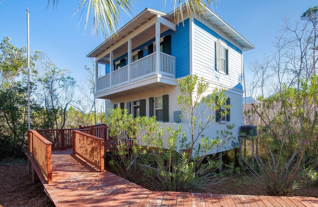 Lake Front ~ Community Pool ~ Hot Tub ~ Walk to the Beach