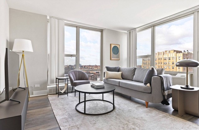 Modern Edgewater 1BR w/Gym, Deck & Lounge, 5 blocks to L, by Blueground