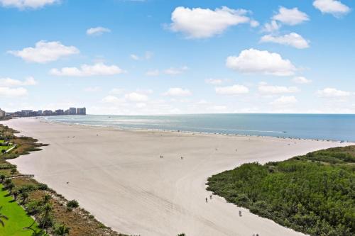 Relaxing beachfront condo with pool and ocean views in Marco Island