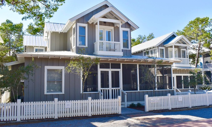 Seaside House | Amazing Seaside home! 2 King Primaries, Steps to Beach, Town + 2 Adult Bikes