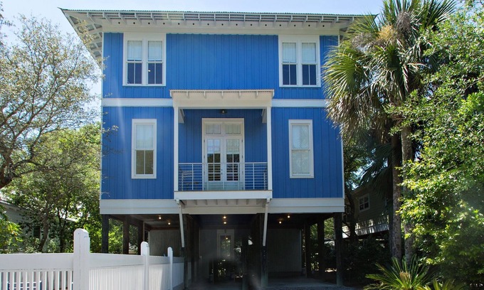 Grayton Beach House | Dog Friendly +5 minute walk to the BEACH & Red Bar +Private Pool +Bikes