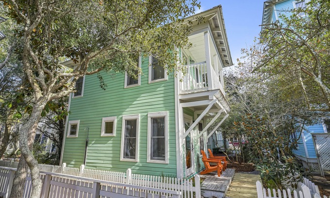 Seaside House | Pet Friendly In Seaside - 3 Houses to Beach, Guest Cottage + 2 Adult Bikes!