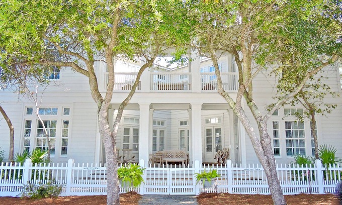 Seaside House | Three Kings in Seaside! 6 Bedroom Home, Sleeps 12! + 2 Adult Bikes!