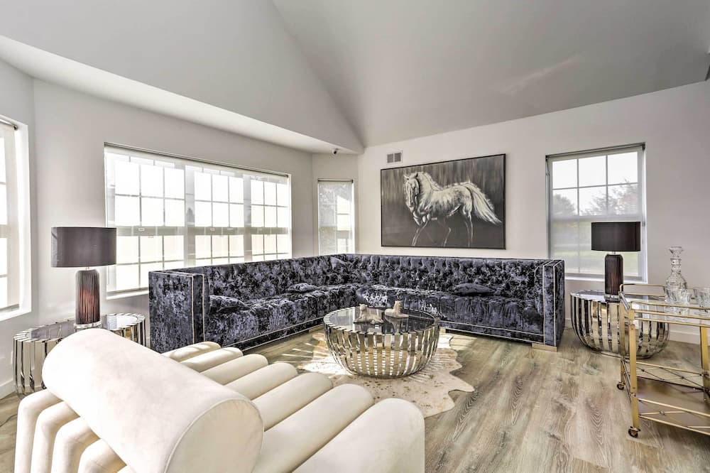Photo of Livingroom in Miller Place