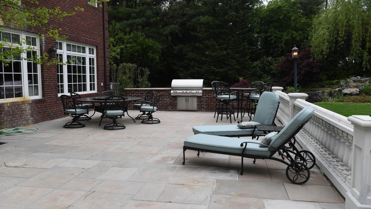 Photo of Patio Balcony in Matinecock