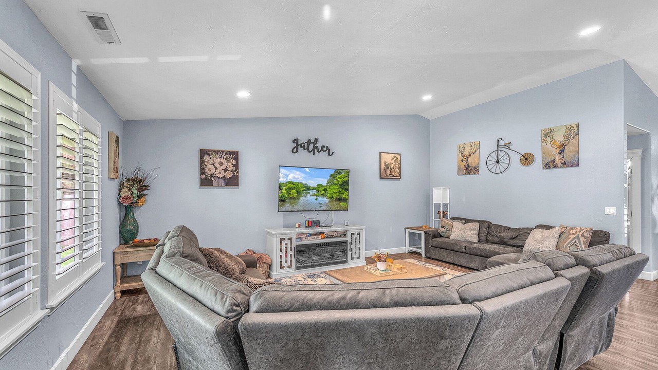 Photo of Livingroom in Oregon Water Wonderland