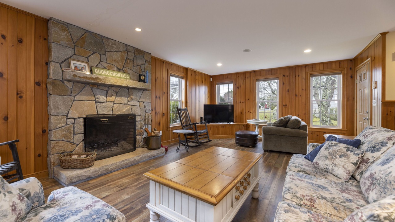 Photo of Livingroom in Quonochontaug