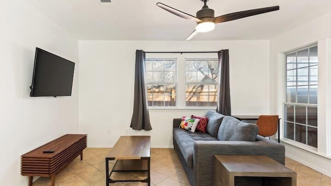Photo of Livingroom in East Congress