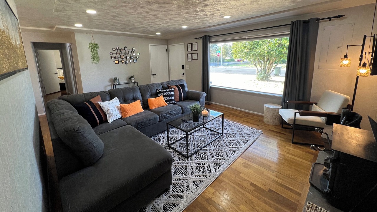 Photo of Livingroom in Parkland